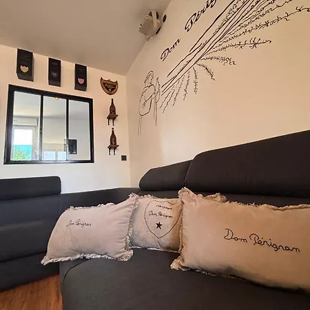 La Dom Perignon Jacuzzi Et Sauna Au Centre Apartman *