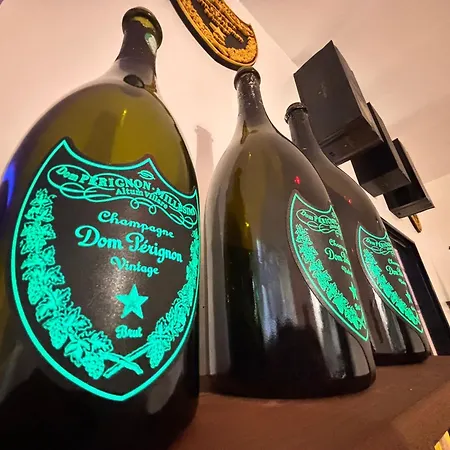 La Dom Perignon Jacuzzi Et Sauna Au Centre Apartman *
